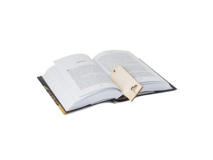 Drveni označivač za stranicu u knjizi sa srčekom