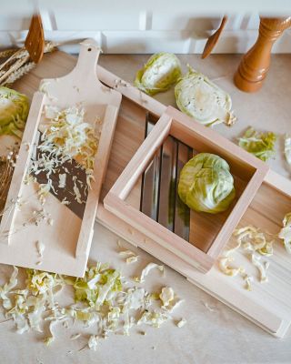 🥬🍂 Jesenska berba zove! A s njom i tradicionalno rezanje kupusa. Drveni rezač je čvrst, ekološki i jednostavan za...