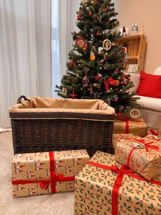 Božić koji miriše na drvo. ✨ Kad dom miriše na drvo i pletenine, čarolija Božića postaje još snažnija. Pripremite se za...