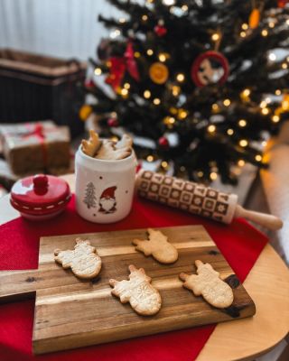Miris svježe pečenih kolačića, toplo svjetlo u kuhinji i stol posut brašnom… Tko to ne bi volio? 🕯️🍪 Pečenje je za nas...