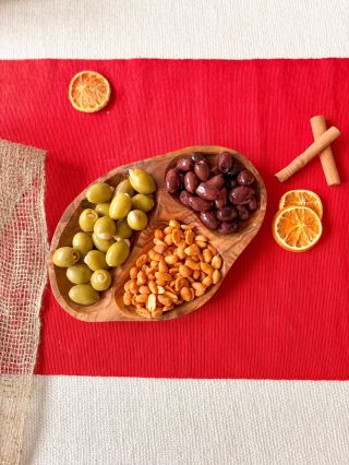 Danas slavimo Svjetski dan masline 🌿 Zdjele od maslinovog drva imaju svoju priču. Nastaju od starih, bolesnih ili...