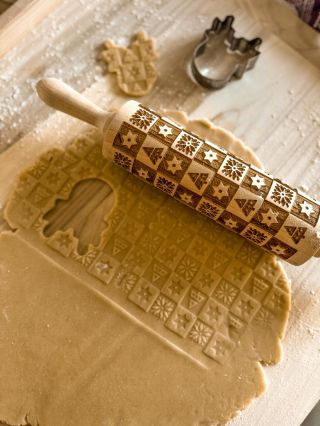 🎄 Savršen božićni poklon za sve koji vole pečenje! Drvene kuhinjske daske i valjci nezamjenjivi su alati za valjanje...