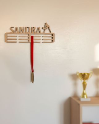 🏅 Držači i vješalice za medalje Imate u blizini sportaša kojem želite uljepšati dan? 🎁 Poklonite mu drveni držač za...